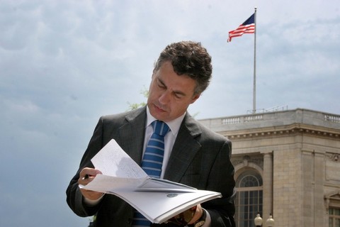 Argazkia: I�igo Urkulluk  agiri batzuk begiratzen ditu  Washingtonera egin duen ikustaldian