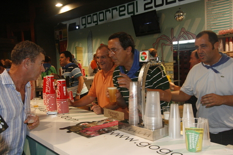 Foto: Concejales de Bilbao, Diputados y Burukides poniendo tragos en Gogorregi.