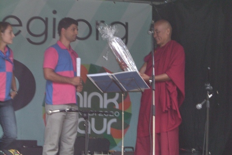 Foto: Thubten Wanchen recibe el premio Gogorregi.
