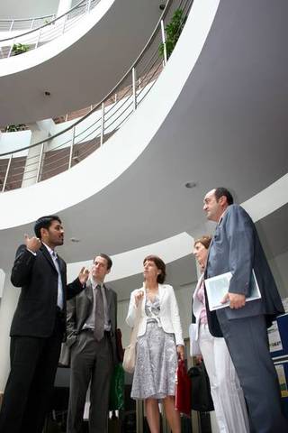 Argazkia: Think Gaurren ordezkaritzak Indian School of Business Negozio Eskolako egoitza bisitatu du