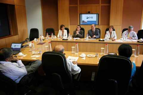 Foto: Reuni�n de la delegaci�n de Think Gaur con los representantes de la Escuela de Negocios Indian Schoo