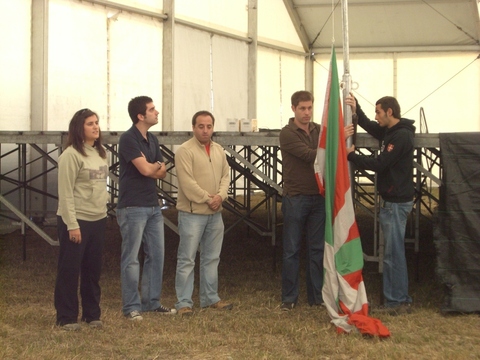 Argazkia: Ikurri�aren igoerarekin hasi da