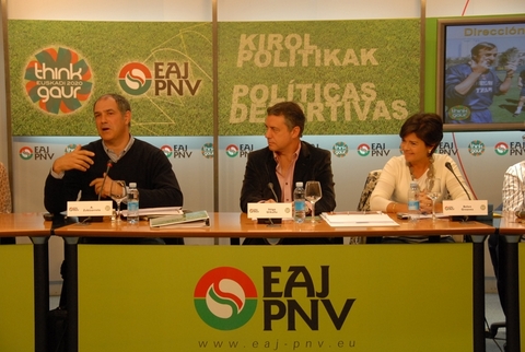 Foto: El final de la intervenci�n de Andoni Zubizarreta