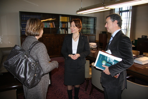 Argazkia: Arantza Aurrekoetxea, Raija Vahasalo eta I�igo Urkullu Finlandiar legebiltzarrean 