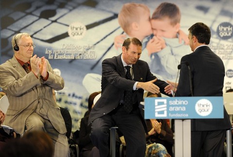 Argazkia: I�igo Urkulluk Juan Jose Ibarretxe Lehendakaria agurtzen du
