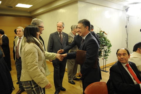 Argazkia: I�igo Urkulluk topaketaren partaideak agurtzen ditu 