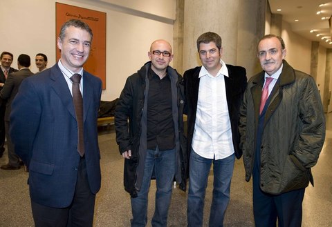 Foto: I�igo Urkullu con varios de los asistentes al encuentro 