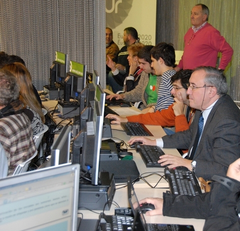 Argazkia: Partaide batzuk lanean beraien ordenagailuekin