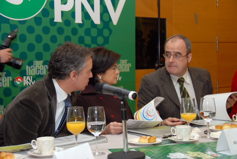 Argazkia: I�igo Urkullu , Belen Greaves eta Joseba Egibar hitz egiten prentsaurrekoaren ondoren