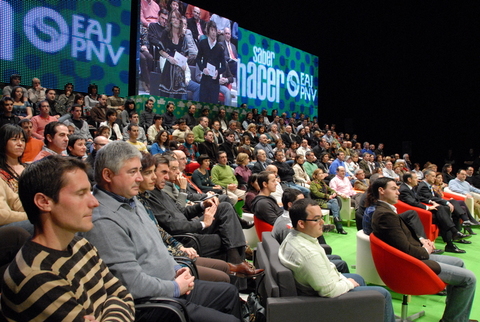 Argazkia: Think Gaurko egitasmoaren topaketetan parte hartu duten  pertsona batzuk 