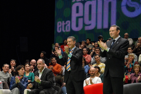 Argazkia: I�igo Urkullu eta Ibarretxe lehendakariak partaideak agurtzen 