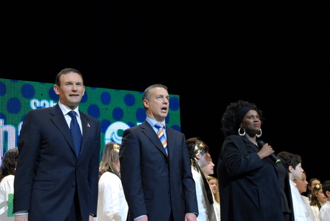 Argazkia: Partaideak  Gora ta Gora abesten 